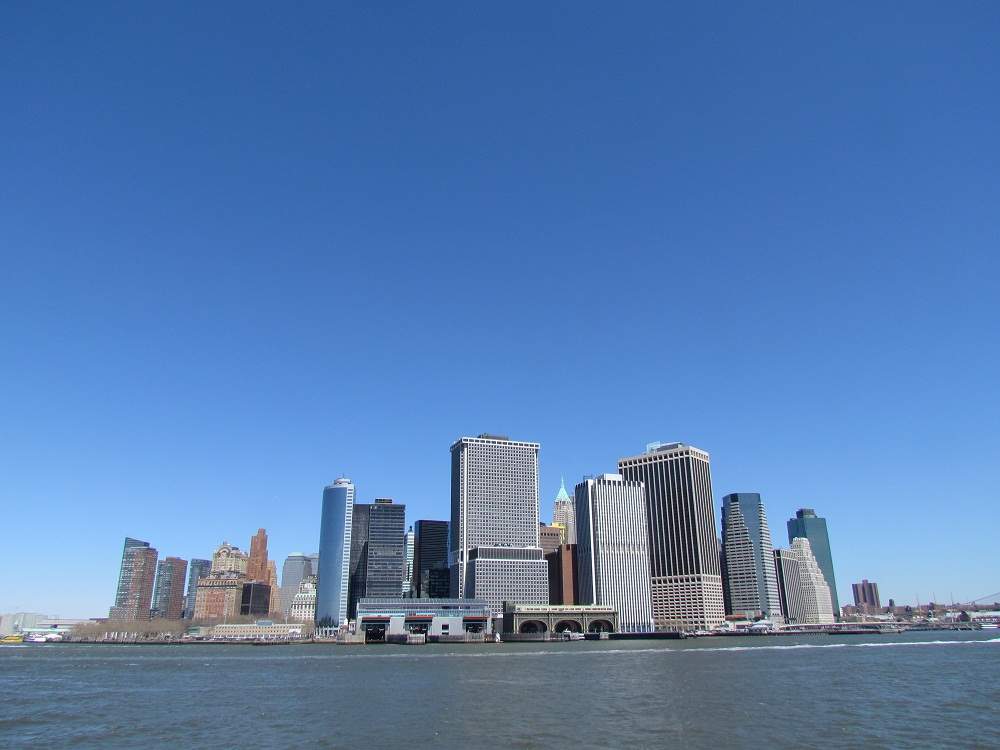 Skyline und blauer Himmel