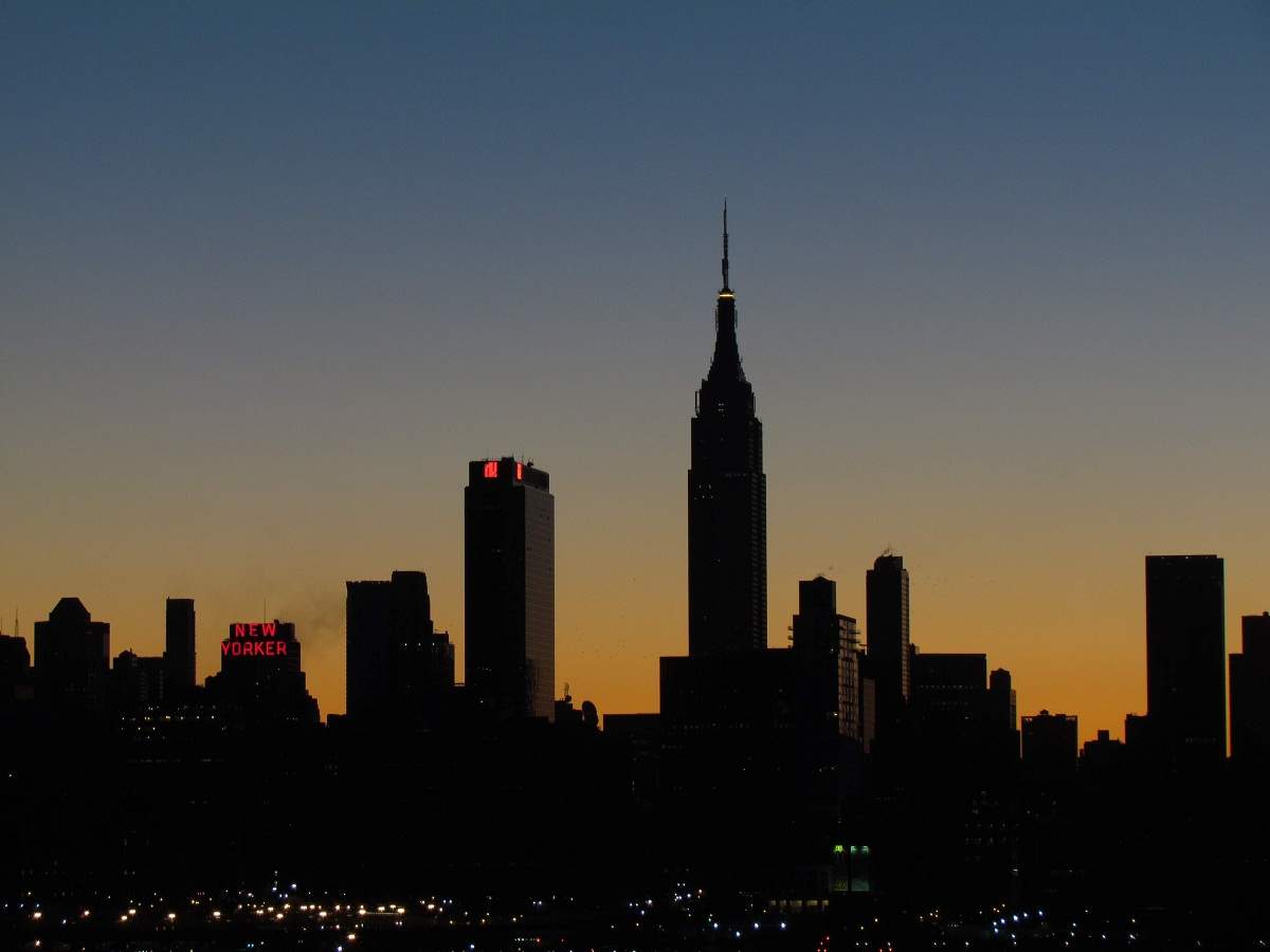 Sonnenaufgang hinter der Skyline